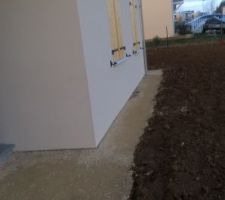 Long des chambres 2 et 3 avant de la maison