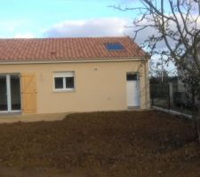 Vue sur l'arriére de la maison avec panneaux photovoltaique