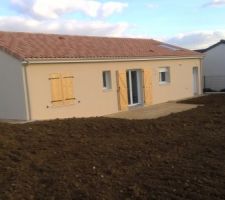 Vue de biais arrière  sur la maison