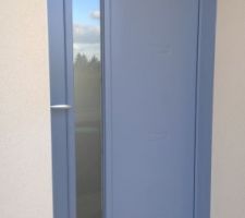 Vue proche de la porte d?entrée pour mieux voir la couleur (on pense peindre les volets de la même couleur)