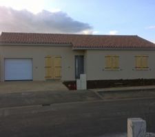 Vue reculée sur la façade avant