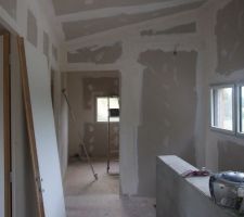 Le placo de l'étage est bientôt terminé, et les bandes sont en cours