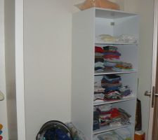 Le placard de Maxence, manque les portes, et la penderie