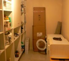 Le cellier: manque le cong&eacute;lateur, et surtout le plafond en pvc !!!