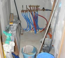 Sous l'escalier, les clarinettes, c'est un futur coin r&eacute;serve &agrave; vin.