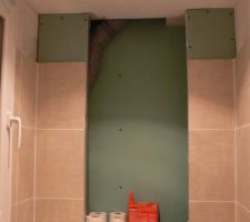 Wc du bas: reste le placard &agrave; finir, et &agrave; peindre au dessus