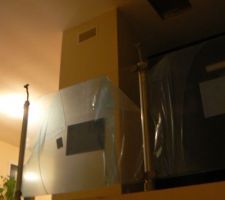 La barri&egrave;re au dessus de l'escalier, &agrave; droite c'est le coin bureau, manque la rambarde