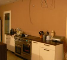 Le mur de la cuisine ou il y aura la hotte et deux meubles hauts