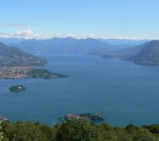 Vue du Mont Motarrone sur le Lac Majeur, au fond à gauche, c'est la Suisse.