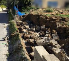 Muret détruit, plus qu'à retirer les gravats et tirer la terre au niveau de la route :)