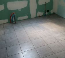 Pose du carrelage de la salle de bain mais ils se sont trompés de teinte. Démolition et repose du bon carrelage (gris foncé)