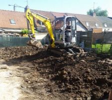 Aplanissement des terres (Mon homme s'est éclaté avec la mini-pelleteuse!)