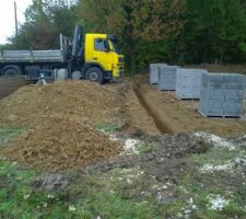 La construction commence!!!! les ma&ccedil;ons sont &agrave; pied d'oeuvre