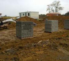 La construction commence!!!! les ma&ccedil;ons sont &agrave; pied d'oeuvre