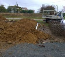 La construction commence!!!! les ma&ccedil;ons sont &agrave; pied d'oeuvre