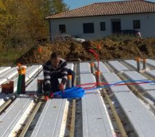 Passage des gaines PER pour la plomberie en dalle, avant coulage