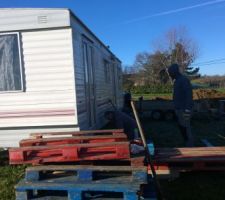 Construction de la terrasse du mobilhome par Jérôme et mon père, pour agrandir l'espace