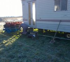 Construction de la terrasse du mobilhome par Jérôme et mon père, pour agrandir l'espace