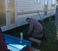 Construction de la terrasse du mobilhome par Jérôme et mon père, pour agrandir l'espace