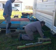 Construction de la terrasse du mobilhome par Jérôme et mon père, pour agrandir l'espace