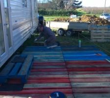 Construction de la terrasse du mobilhome par Jérôme et mon père, pour agrandir l'espace