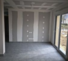 Salon avec carrelage gris cachemire 60x60