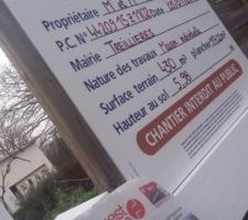 Le panneau est mis en place