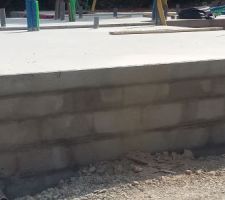 Sans réelle étude de sol, le constructeur semble avoir estimé le "bon sol" à cette profondeur. Dans la notice descriptive aucun drain ne m'a été proposé même en option. Ce n'est que lorsque j'ai commencé à poser des questions, qu'ils me l'ont proposer par avenant en me rappelant que d'après eux, ce n'était pas nécessaire... Selon moi s'il devait y avoir un drain, cela aurait du relevé de leur responsabilité et de toute façon, je n'avais pas les moyens de rajouter plus de 1000? pour cela.