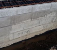 Sans réelle étude de sol, le constructeur semble avoir estimé le "bon sol" à cette profondeur. Dans la notice descriptive aucun drain ne m'a été proposé même en option. Ce n'est que lorsque j'ai commencé à poser des questions, qu'ils me l'ont proposer par avenant en me rappelant que d'après eux, ce n'était pas nécessaire... Selon moi s'il devait y avoir un drain, cela aurait du relevé de leur responsabilité et de toute façon, je n'avais pas les moyens de rajouter plus de 1000? pour cela.