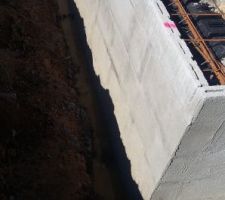 Sans réelle étude de sol, le constructeur semble avoir estimé le "bon sol" à cette profondeur. Dans la notice descriptive aucun drain ne m'a été proposé même en option. Ce n'est que lorsque j'ai commencé à poser des questions, qu'ils me l'ont proposer par avenant en me rappelant que d'après eux, ce n'était pas nécessaire... Selon moi s'il devait y avoir un drain, cela aurait du relevé de leur responsabilité et de toute façon, je n'avais pas les moyens de rajouter plus de 1000? pour cela.
