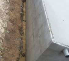 Sans réelle étude de sol, le constructeur semble avoir estimé le "bon sol" à cette profondeur. Dans la notice descriptive aucun drain ne m'a été proposé même en option. Ce n'est que lorsque j'ai commencé à poser des questions, qu'ils me l'ont proposer par avenant en me rappelant que d'après eux, ce n'était pas nécessaire... Selon moi s'il devait y avoir un drain, cela aurait du relevé de leur responsabilité et de toute façon, je n'avais pas les moyens de rajouter plus de 1000? pour cela.