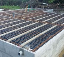 Sans réelle étude de sol, le constructeur semble avoir estimé le "bon sol" à cette profondeur. Dans la notice descriptive aucun drain ne m'a été proposé même en option. Ce n'est que lorsque j'ai commencé à poser des questions, qu'ils me l'ont proposer par avenant en me rappelant que d'après eux, ce n'était pas nécessaire... Selon moi s'il devait y avoir un drain, cela aurait du relevé de leur responsabilité et de toute façon, je n'avais pas les moyens de rajouter plus de 1000? pour cela.