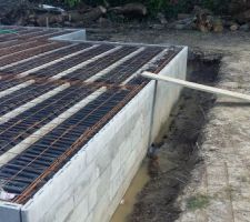 Sans réelle étude de sol, le constructeur semble avoir estimé le "bon sol" à cette profondeur. Dans la notice descriptive aucun drain ne m'a été proposé même en option. Ce n'est que lorsque j'ai commencé à poser des questions, qu'ils me l'ont proposer par avenant en me rappelant que d'après eux, ce n'était pas nécessaire... Selon moi s'il devait y avoir un drain, cela aurait du relevé de leur responsabilité et de toute façon, je n'avais pas les moyens de rajouter plus de 1000? pour cela.
