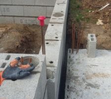 Sans réelle étude de sol, le constructeur semble avoir estimé le "bon sol" à cette profondeur. Dans la notice descriptive aucun drain ne m'a été proposé même en option. Ce n'est que lorsque j'ai commencé à poser des questions, qu'ils me l'ont proposer par avenant en me rappelant que d'après eux, ce n'était pas nécessaire... Selon moi s'il devait y avoir un drain, cela aurait du relevé de leur responsabilité et de toute façon, je n'avais pas les moyens de rajouter plus de 1000? pour cela.