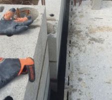 Sans réelle étude de sol, le constructeur semble avoir estimé le "bon sol" à cette profondeur. Dans la notice descriptive aucun drain ne m'a été proposé même en option. Ce n'est que lorsque j'ai commencé à poser des questions, qu'ils me l'ont proposer par avenant en me rappelant que d'après eux, ce n'était pas nécessaire... Selon moi s'il devait y avoir un drain, cela aurait du relevé de leur responsabilité et de toute façon, je n'avais pas les moyens de rajouter plus de 1000? pour cela.