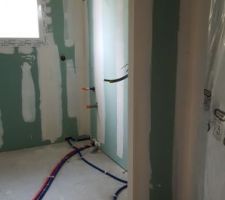 Salle de bain avec vasque au fond et placard mural en avant