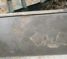 Belle marque de pas sur le seuil du garage..