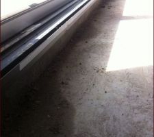 Infiltration d'eau qui semble venir du sol car l'humidité ne touche pas les rebords des menuiseries