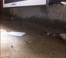 Infiltration d'eau qui semble venir du sol car l'humidité ne touche pas les rebords des menuiseries