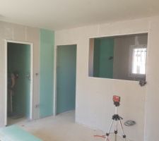 Vu int&eacute;rieur s&eacute;jour vers cuisine avec future verri&egrave;re