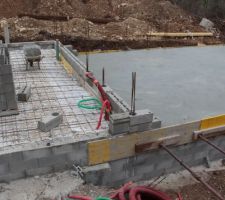 Dalle du rez de chaussée coulée !
Empierrement coté garage et treillis soudé posé, prêt à recevoir la dalle