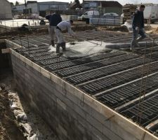 Béton coulé pour la dalle du rdc