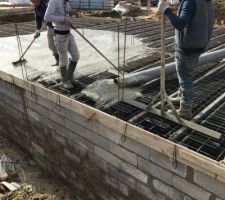 Béton coulé pour la dalle du rdc