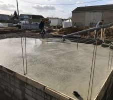 Béton coulé pour la dalle du rdc