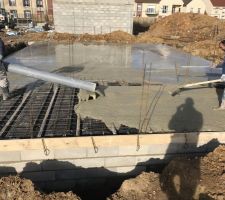Béton coulé pour la dalle du RDC