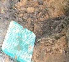 La trappe du regard du compteur d'eau qui ne peut plus se fermer.