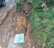 Bien que placé dans le talus pour ne pas rouler dessus car non résistant, le manuscopique a réussi à passer dessus