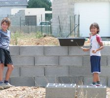 Les apprentis ma&ccedil;ons au mur mitoyen
