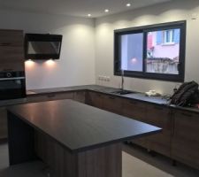 La pose de la cuisine avance bien. Sur un weekend,à 2, nous avons quasiment fini à l'exception des plinthes et quelques détails.
Avec la cuisine, on a l'impression de toucher au but.