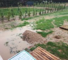 Inondation côté terrasse. Au moins,on sait où il manque de la terre...